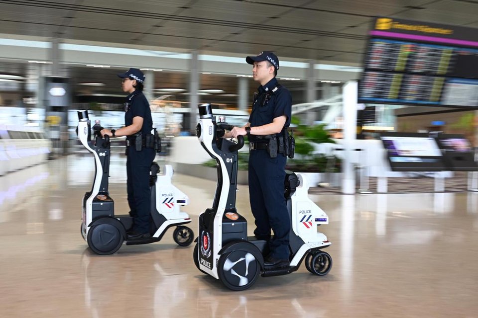 2-in-1 Airport Police Robot on Trial can Patrol and Serve as PMD with Ride-Hailing Feature